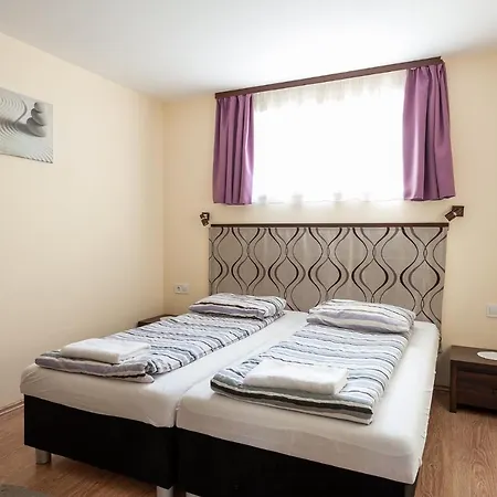 Haus Alpenblick Moelltal ゲストハウス 3*